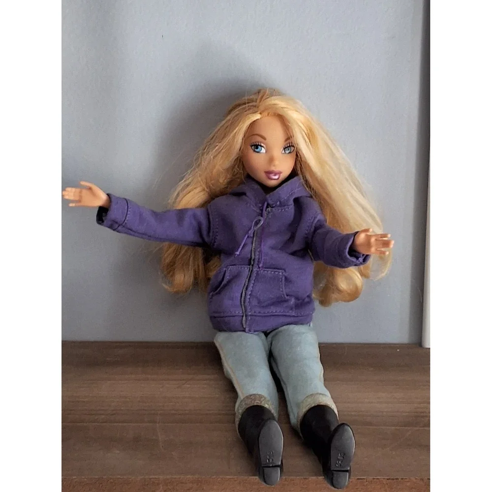 1999 Mattel Barbie Doll With Belly Chain. Comes With Outfit And Boots. Vintage